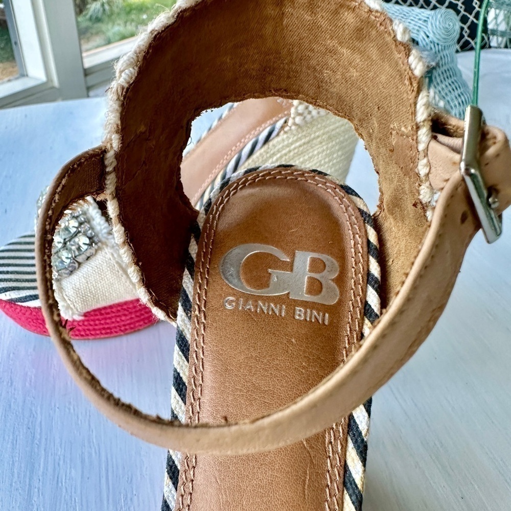 GIANNI BINI, CANVAS SANDALS WITH 4 1/4”WEDGE HEEL. PRE-OWNED. SIZE 6 - Picture 7 of 11